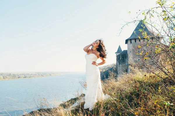 Hochzeitstag. wunderschöne Braut spaziert neben Schloss in der Westukraine — Stockfoto