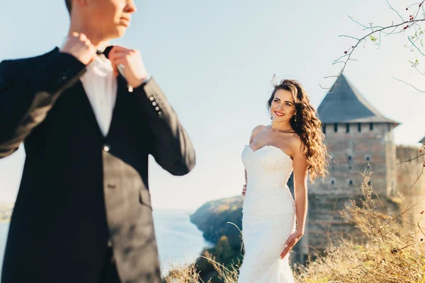 Promenade vient de se marier sur le fond du vieux château — Photo