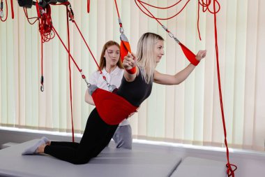 Rehabilitasyon merkezinde fizyoterapist yardımı ile uzaklaştırma eğitimi alan hasta