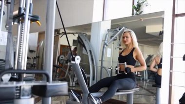 Modern spor salonunda kablo yayını yapan kararlı bir sporcu kadın.