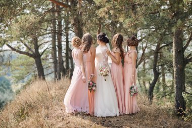 bir ormandaki açık havada güzel gelin