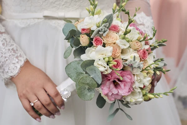 Vacker bröllopsbukett med blommor — Stockfoto