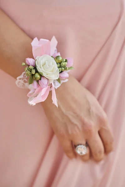 De hand van een mooie bruid — Stockfoto