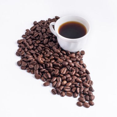 Kahve taze kavrulmuş kahve çekirdekleri ile düzenlenmiş