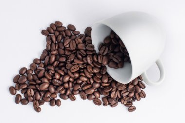 Kahve taze kavrulmuş kahve çekirdekleri ile düzenlenmiş