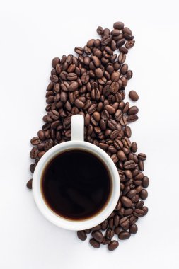 Kahve taze kavrulmuş kahve çekirdekleri ile düzenlenmiş