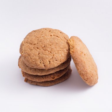 Beyaz bir arka plan üzerinde iştah açıcı zencefilli kurabiye