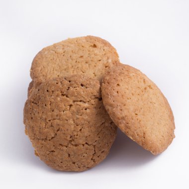 Beyaz bir arka plan üzerinde iştah açıcı zencefilli kurabiye