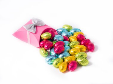 Pembe kutu çikolata Paskalya yumurtaları ile 