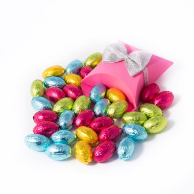Pembe kutu çikolata Paskalya yumurtaları ile 
