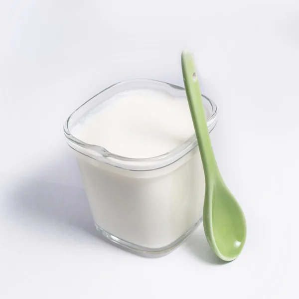 Yoghurt i en glaskopp, isolerad på en vit bakgrund — Stockfoto