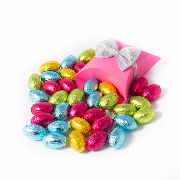 Růžový box s čokoládová velikonoční vejce — Stock fotografie