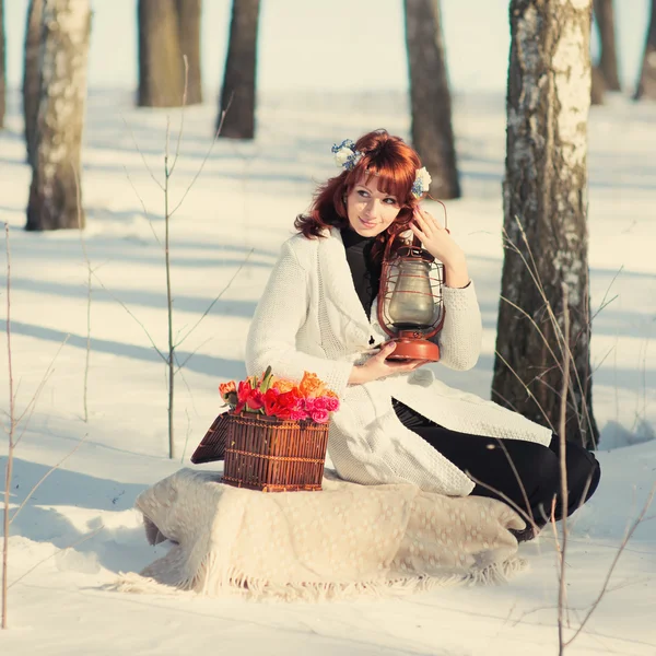 Hermosa mujer sonriendo en el bosque en primavera — Foto de Stock