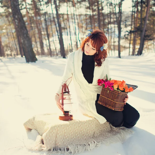 Hermosa mujer en el bosque en primavera — Foto de Stock