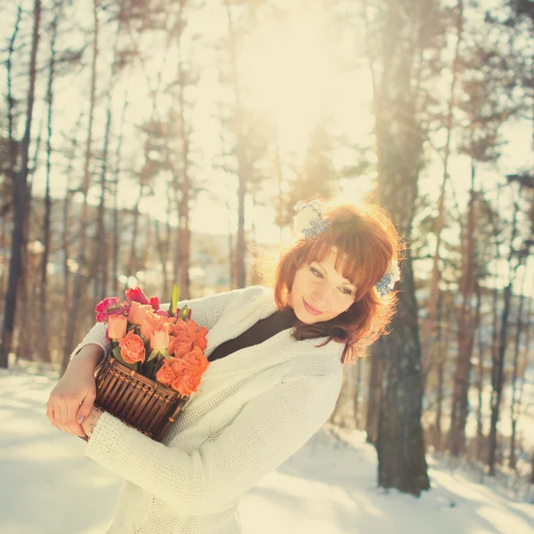 Mulher bonita sorrindo na floresta na primavera — Fotografia de Stock