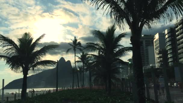 Пляж Іпанема мальовничим заходом сонця Skyline — стокове відео