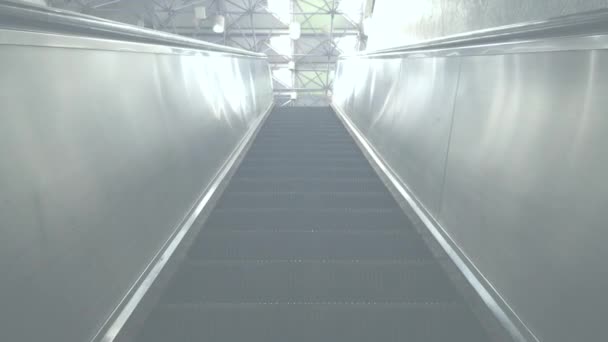 Escalator vide abstrait remontant — Video