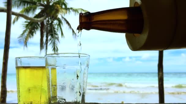 Bière versant dans verre fond de plage — Video