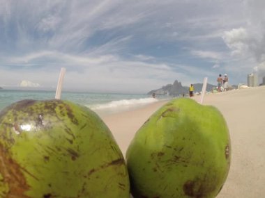Yeşil Hindistan cevizi Ipanema Plajı Slo Mo dalgalar