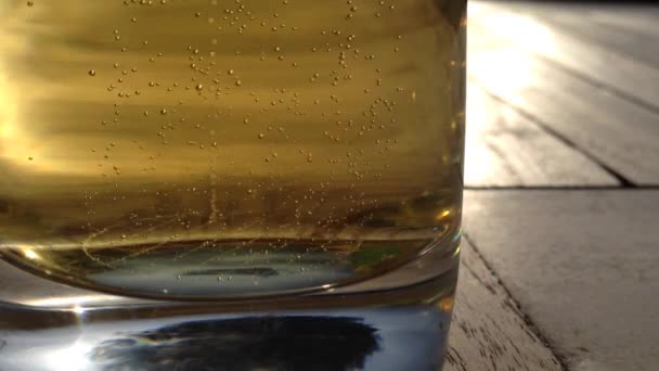 Pint of Beer Bubbling Close-Up Outdoors — Stock Video