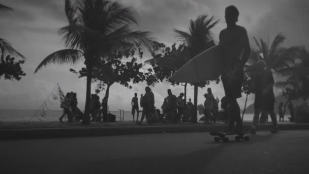 Surfista Carioca no Skate em Movimento Lento Preto e Branco — Vídeo de Stock