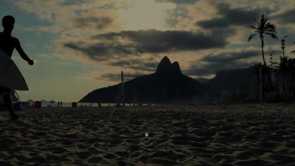 Západ slunce silueta surfař Rio de Janeiro Brazílie — Stock video