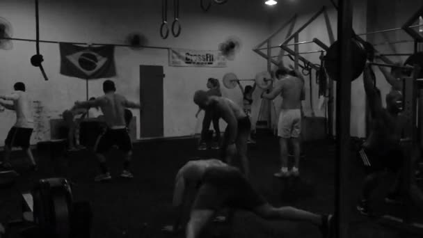 Brasileños haciendo ejercicio en el gimnasio Ipanema Rio — Vídeos de Stock
