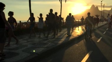 Sörfçü Bisiklet Ipanema günbatımı ağır çekim sürmek