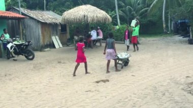 Brezilyalı çocuk Bahia köyde su getir