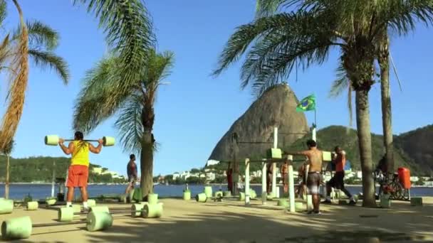 Бразильці гімнастика на відкритому повітрі на гора Цукрова Голова — стокове відео
