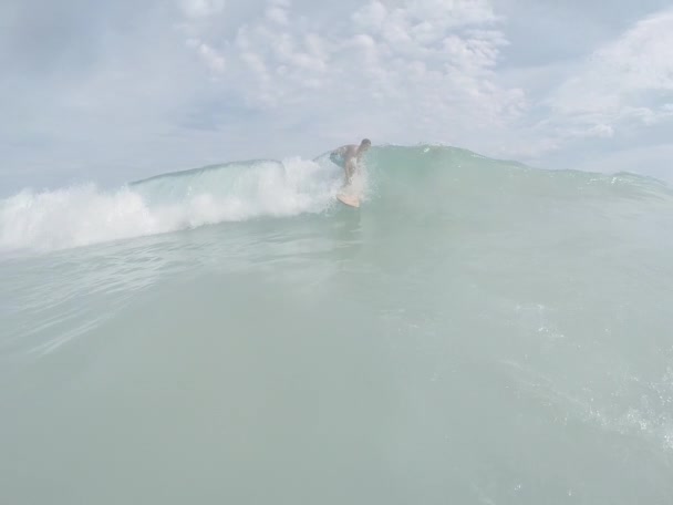 Surfer brasiliano Equitazione Onda Ipanema Beach — Video Stock