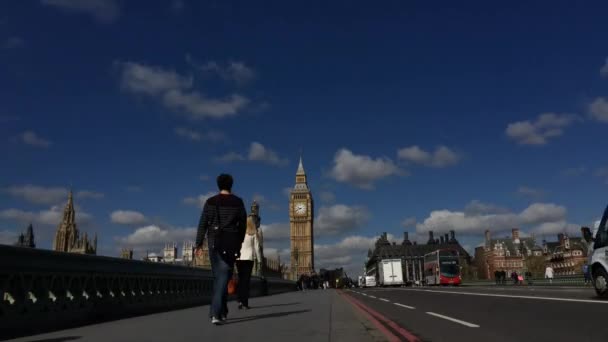 Вестминстерский мост с Лондонским утренним расписанием Биг-Бена — стоковое видео