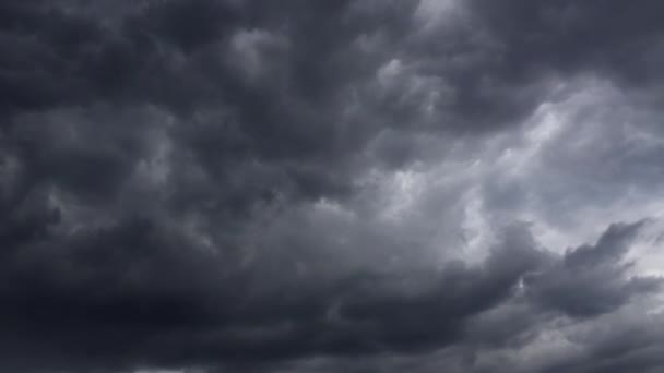 Aproximación de nubes de tormenta dramática — Vídeo de stock