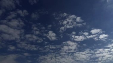Mavi gökyüzü zaman atlamalı alarak bulutlar