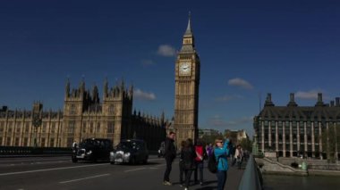 Yayalar Westminster Köprüsü'nde büyük Ben Londra ile