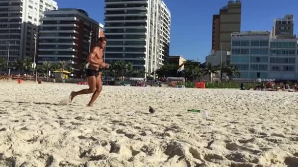 Bagnino brasiliano correre in slow motion — Video Stock