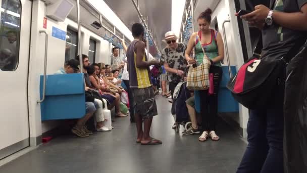 Vendedor de crianças de rua brasileiro no metrô do Rio — Vídeo de Stock