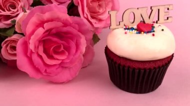Hearts Flowers Cupcake ile Sevgililer Günü Aşk Sahnesi