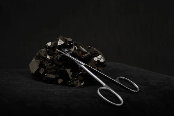                                Siyah arkaplanda manikür makası         