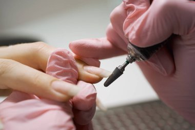 Çivi matkabıyla çivileri kes.