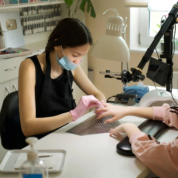 Manikür yapma süreci. 