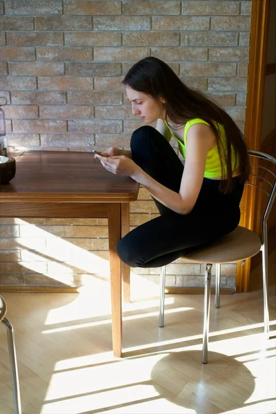 Pencerenin önünde duran biri.