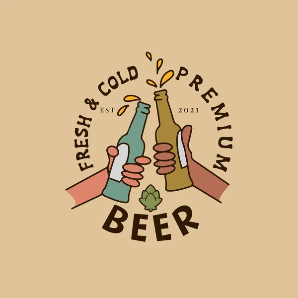 Cerveza en mano, emblema de la cerveza — Vector de stock