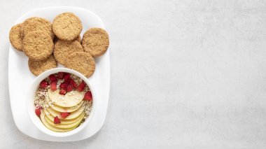 Fotokopi uzayı kurabiyeleri ve mısır gevreği ve meyveli kase