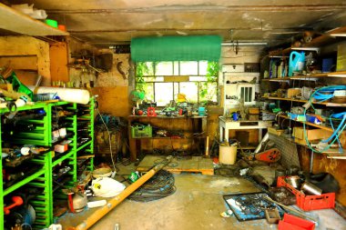Etrafa saçılmış eski tamirat ve zanaat atölyesi