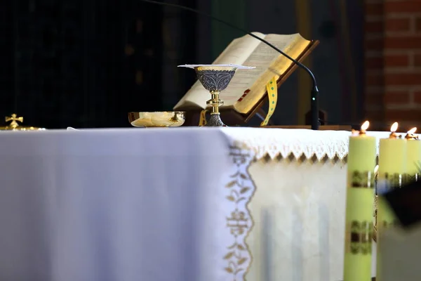 Eski kilisenin sunağında kitle kadehi ve ayin kitabı.