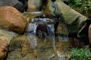 Taşların üzerinden akan bir dağ deresi