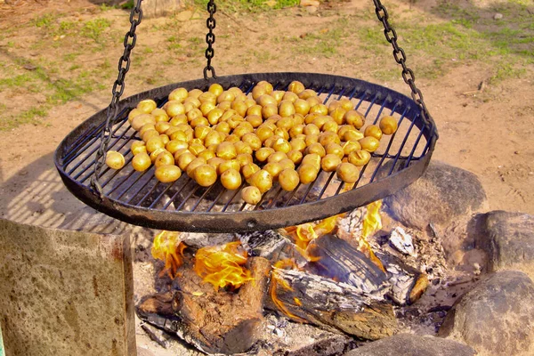 Izgarada ateşte patates kızartma.