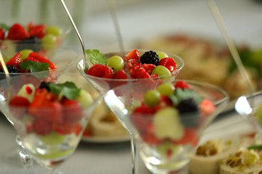 Tatlı bardağında servis edilen renkli bir meyve tatlısı.