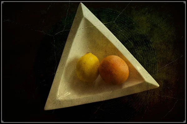 Grafik tasarımında limon ve portakal tabakta